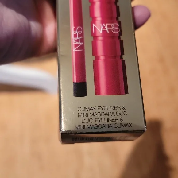 NARS Makeup Set with Pink and Red Shades - Picture 3 of 12